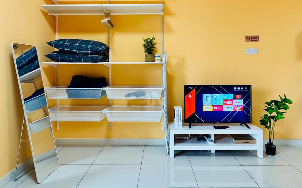 Communal lounge/ TV room, Bed, TV and multimedia, Photo of the whole room, Evening entertainment, Bedroom