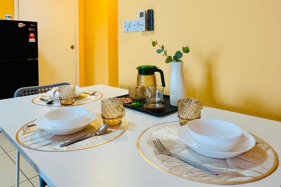 Coffee/tea facilities, Kitchen or kitchenette, Food and drinks, Dining area, Food
