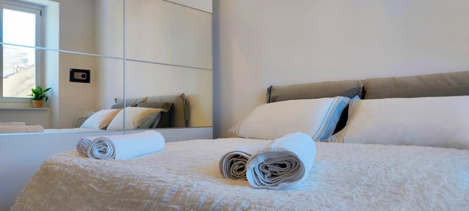 Bed, Bedroom, towels, wardrobe