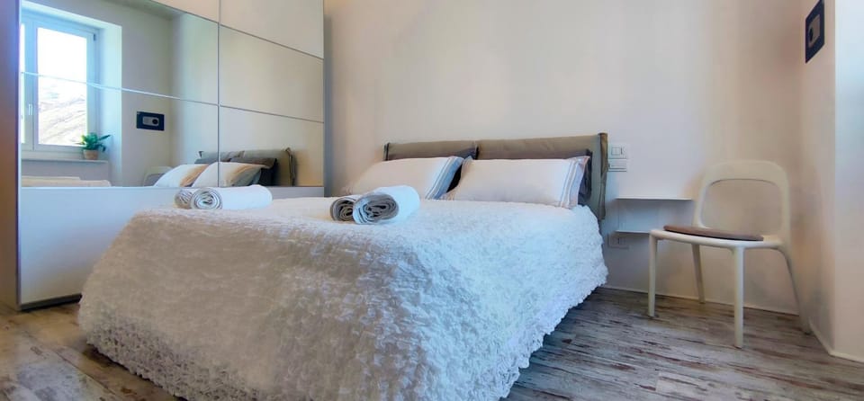 Bedroom, towels, wardrobe
