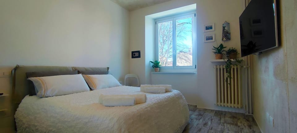 Bed, TV and multimedia, Bedroom, safe, towels