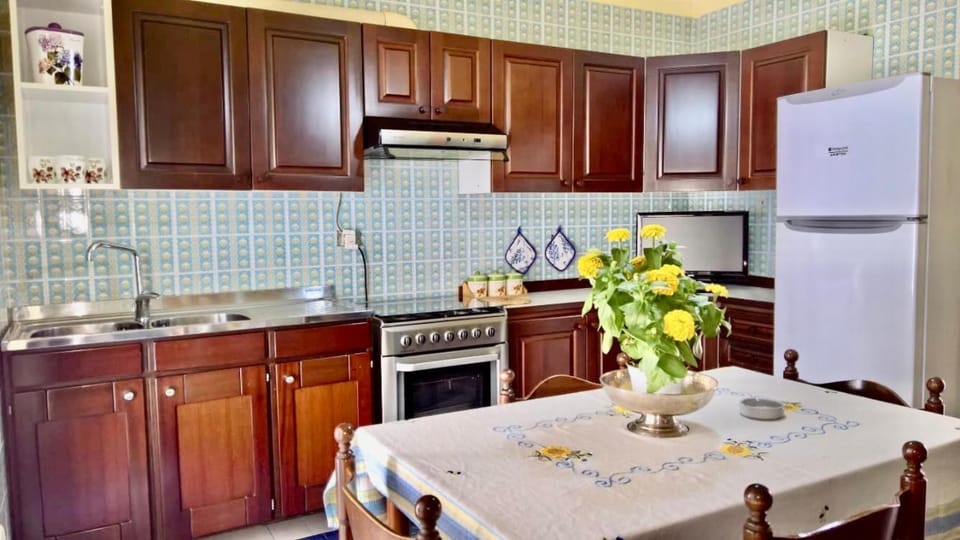 Kitchen or kitchenette, Dining area, oven, stove