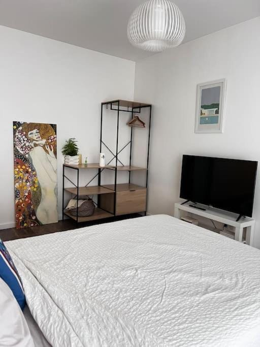 Bed, TV and multimedia, Bedroom
