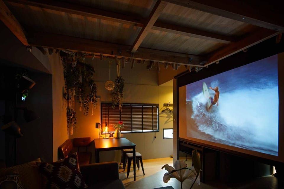 Communal lounge/ TV room, People, TV and multimedia, Living room, Seating area, Evening entertainment, group of guests
