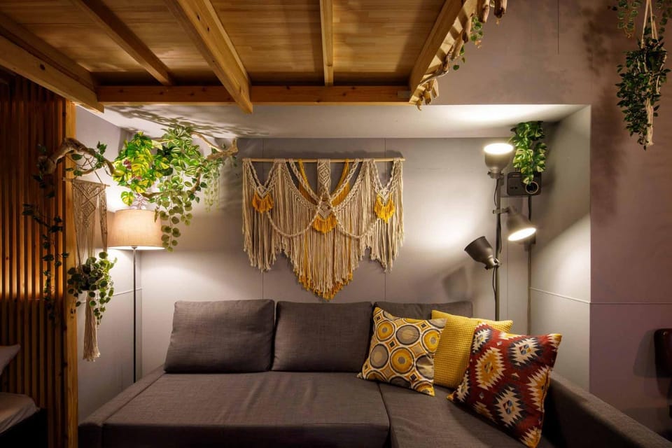 Bed, Living room, Photo of the whole room, Seating area, Bedroom