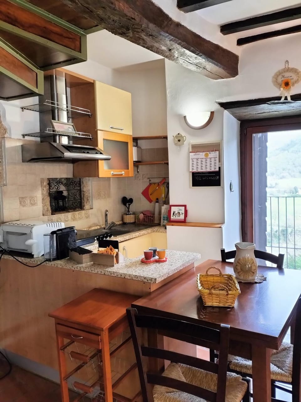 Kitchen or kitchenette, Dining area, stove