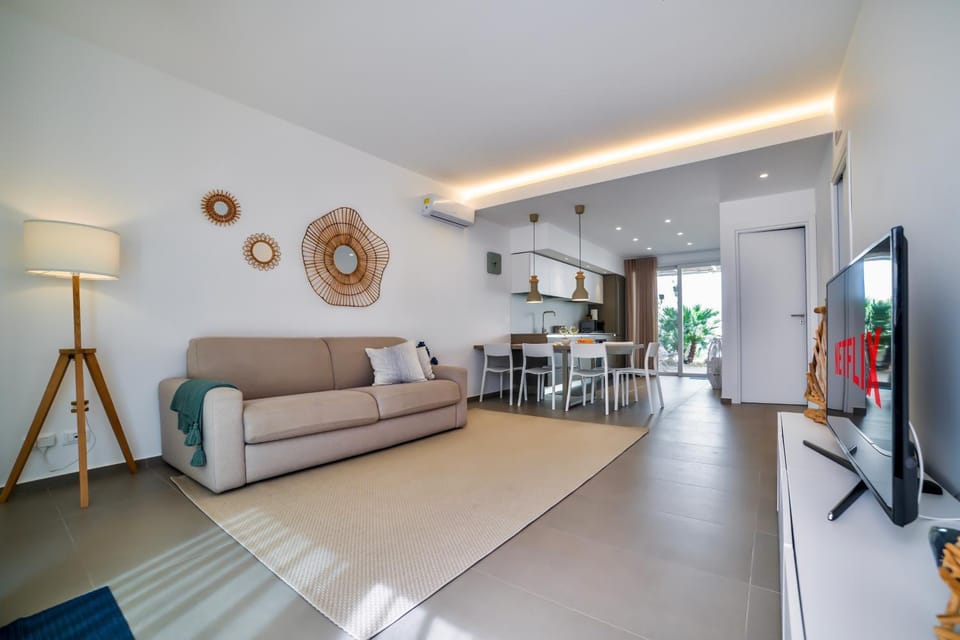 Communal lounge/ TV room, TV and multimedia, Living room, Dining area