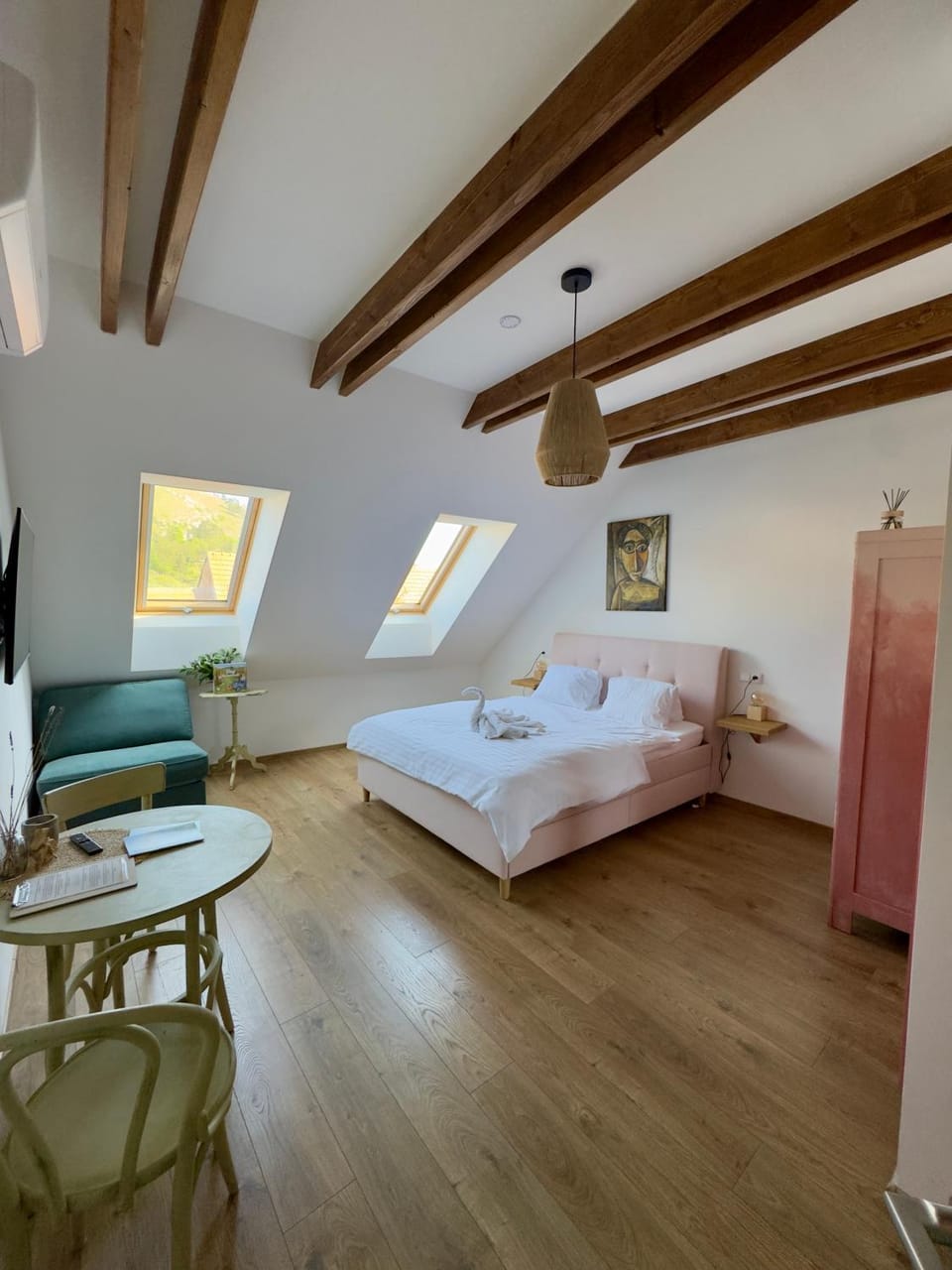 Photo of the whole room, Bedroom