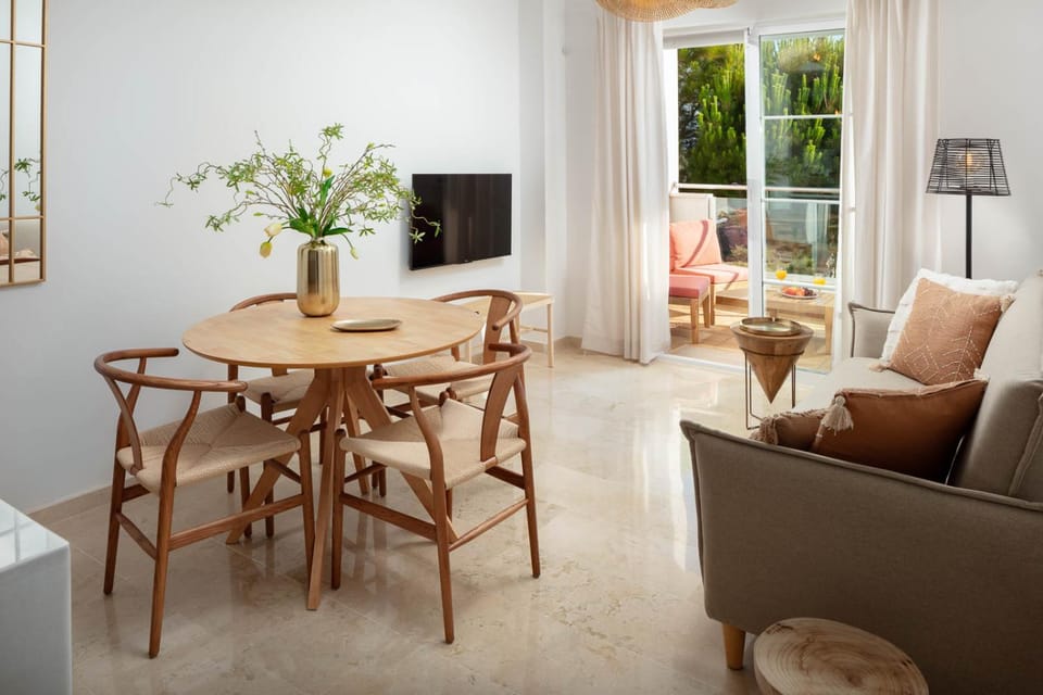 Communal lounge/ TV room, TV and multimedia, Living room, Seating area, Dining area, Evening entertainment
