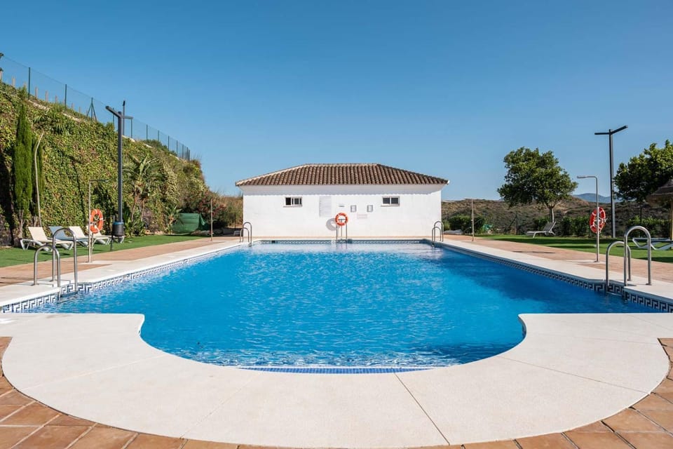 Day, Swimming pool, sunbed