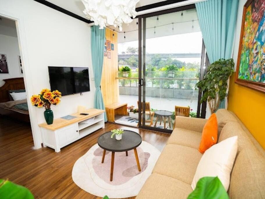Home With View Bai Chay Bright Apartment in Vietnam