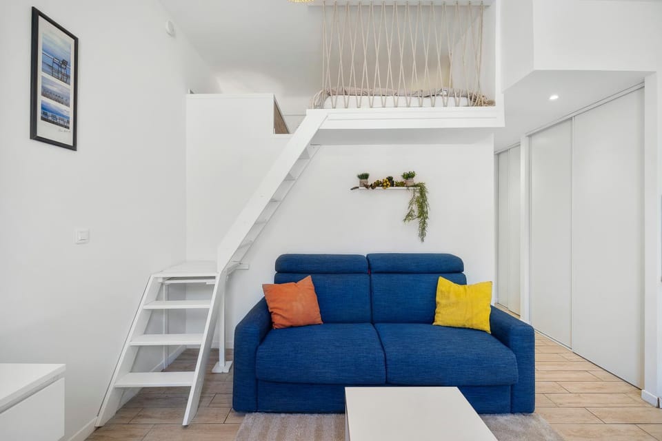 Living room, Photo of the whole room, Bedroom