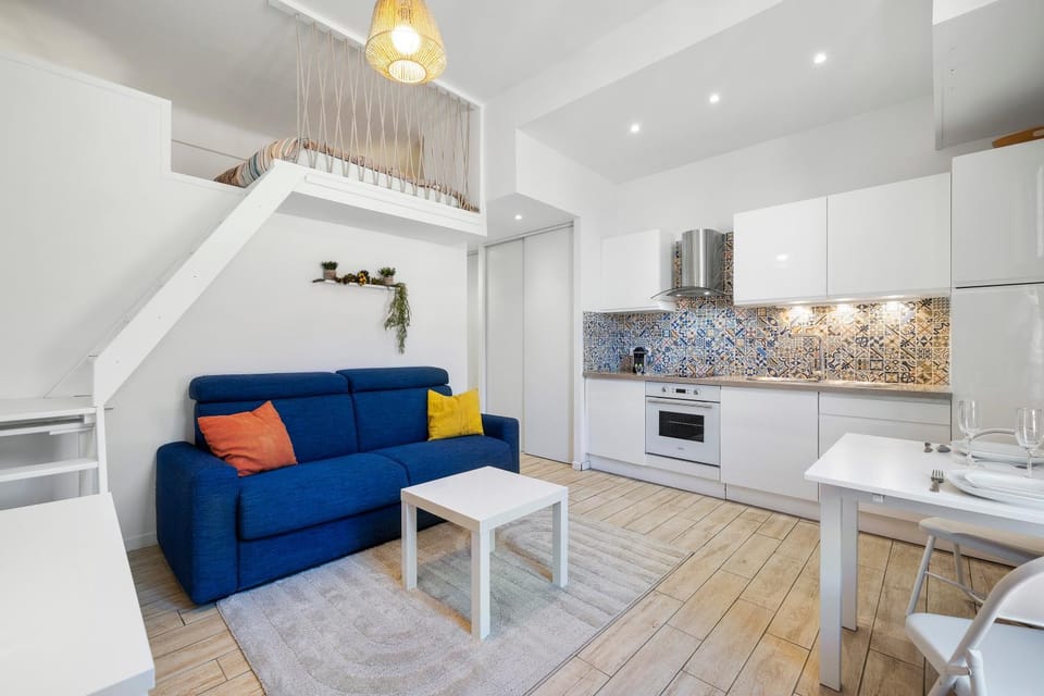 Kitchen or kitchenette, Seating area, Dining area