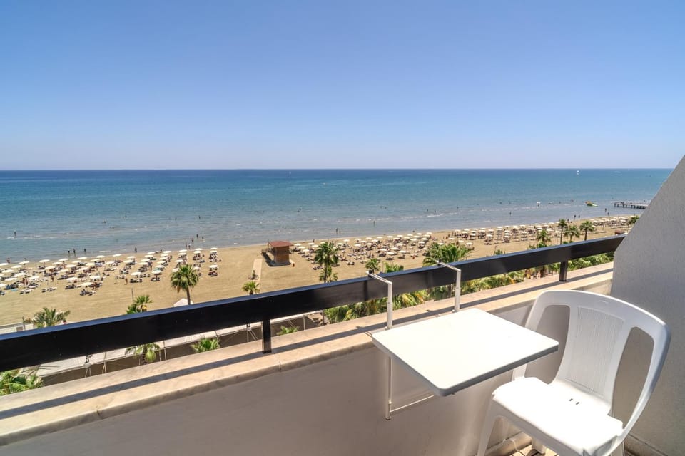 Finikoudes Seaview Vibe 1 Bdr Flat Apartment in Larnaca