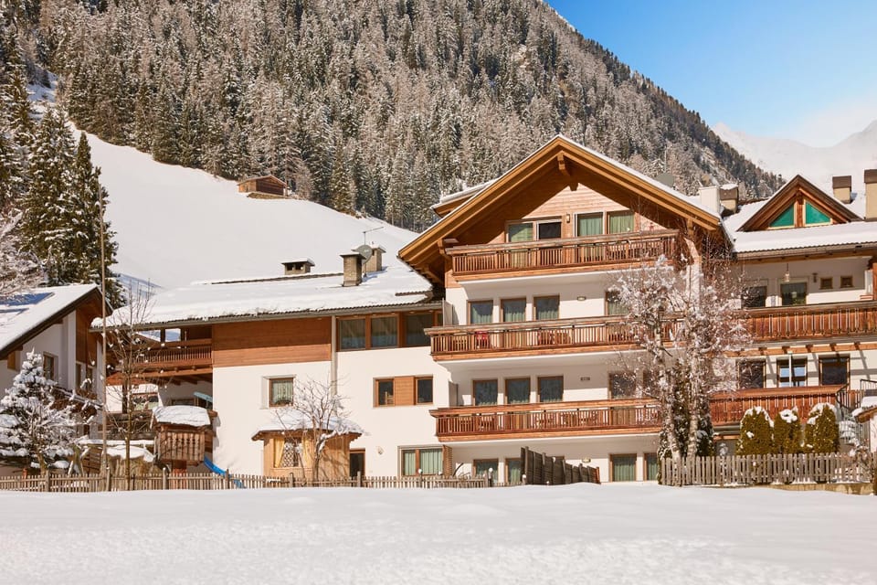 Property building, Natural landscape, Winter, Balcony/Terrace