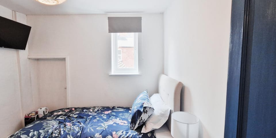 Bed, TV and multimedia, Bedroom