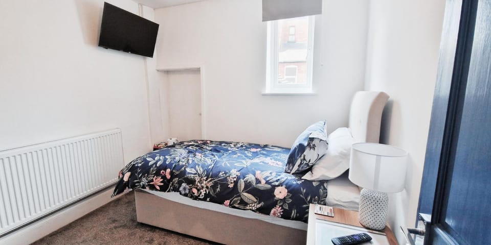 Bed, TV and multimedia, Bedroom, internet