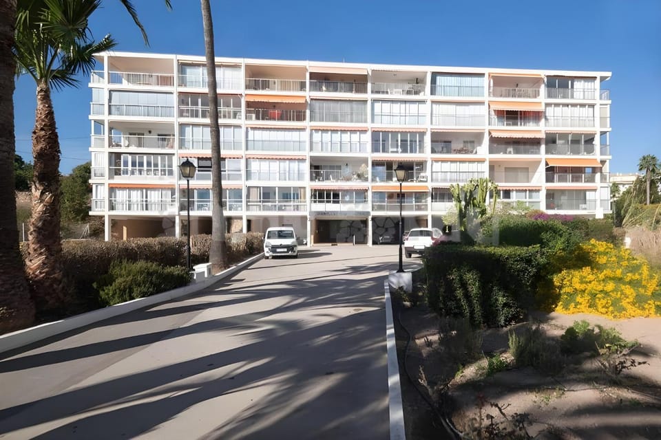 Property building, Day, Neighbourhood, Parking