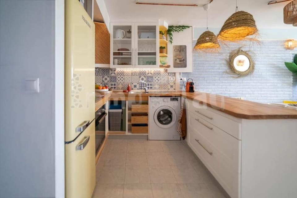 Kitchen or kitchenette, oven, washing machine