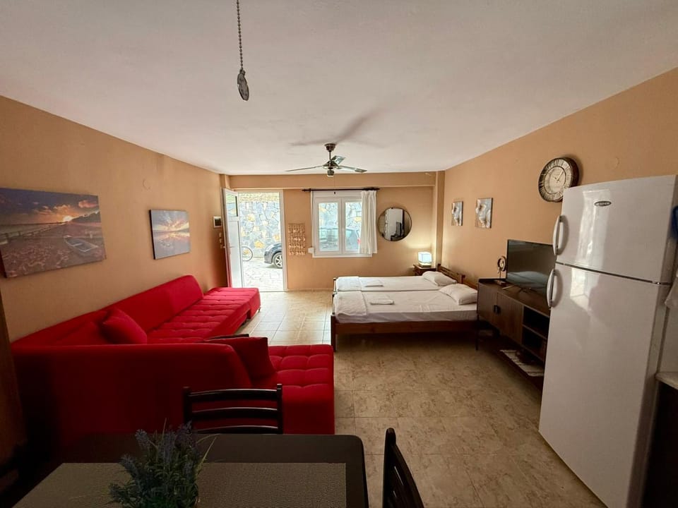 Bed, TV and multimedia, Living room