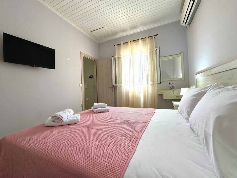 Bed, TV and multimedia, Photo of the whole room, Bedroom, towels
