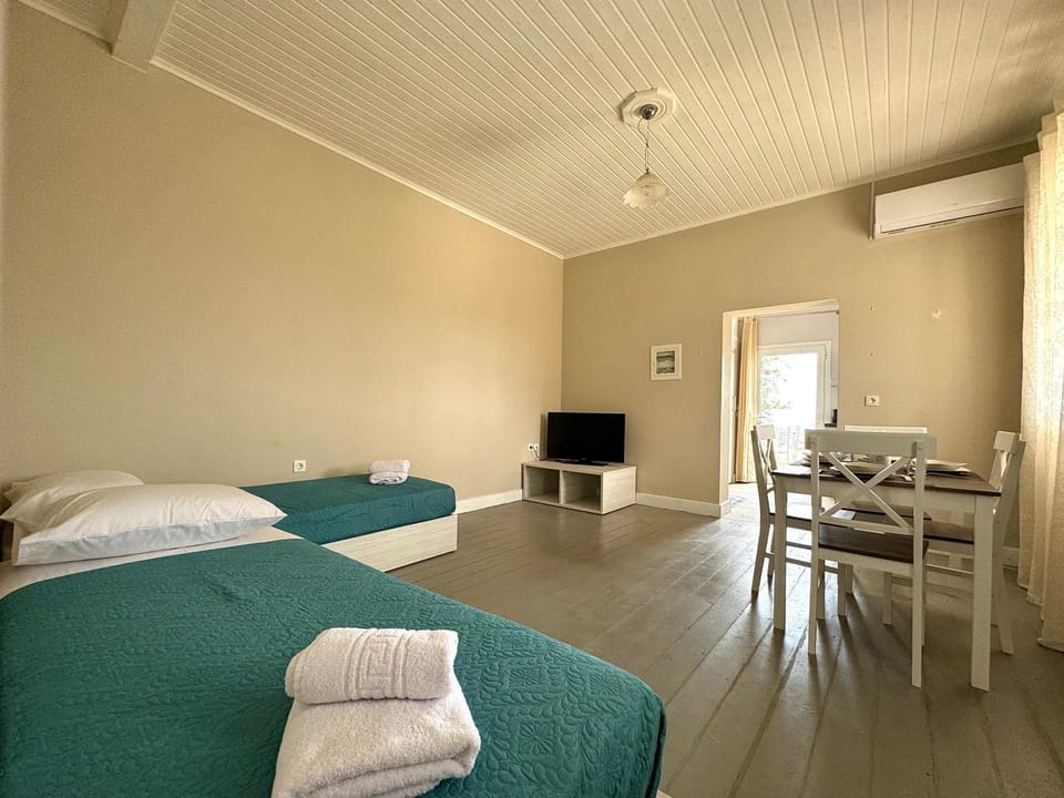 Bed, TV and multimedia, Living room, Photo of the whole room, Seating area, Dining area, towels