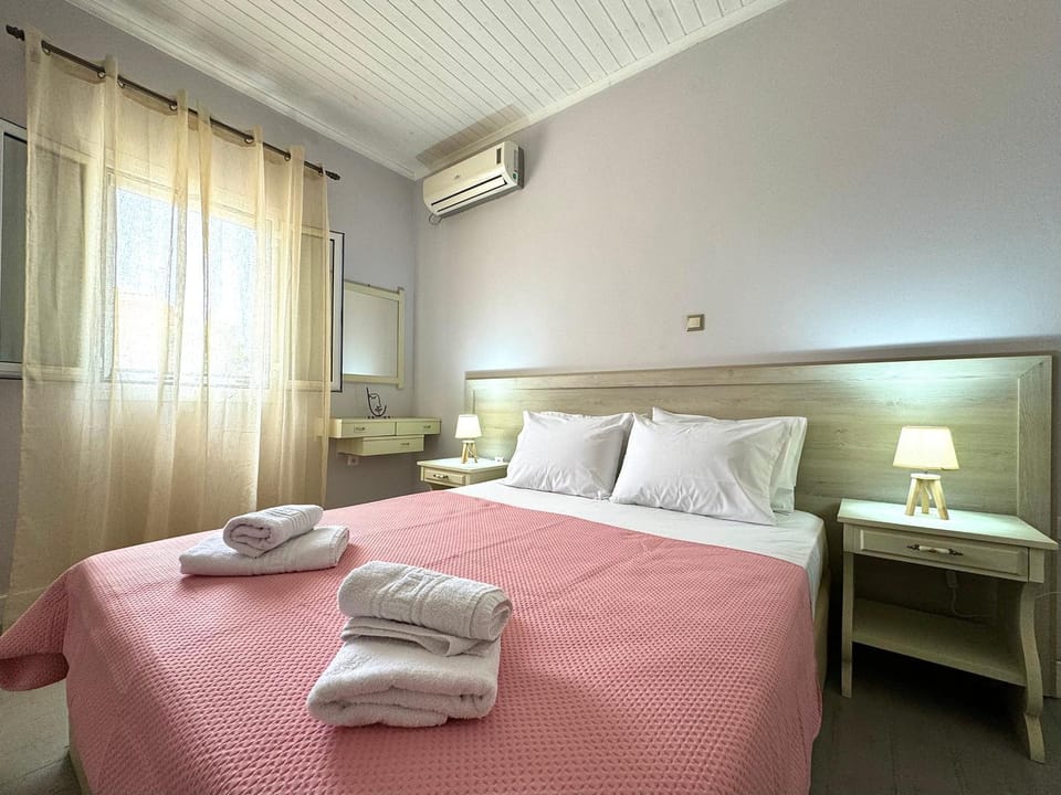 Bed, Photo of the whole room, Bedroom, towels, air conditioner