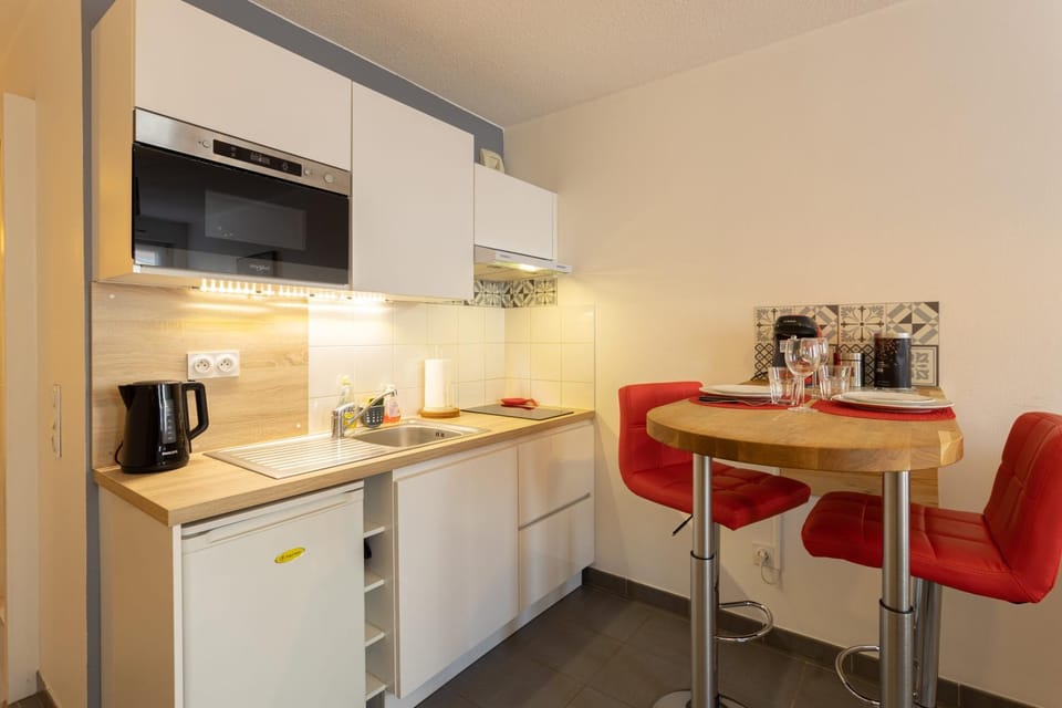 Coffee/tea facilities, Dining area, microwave, oven, stove, kitchen