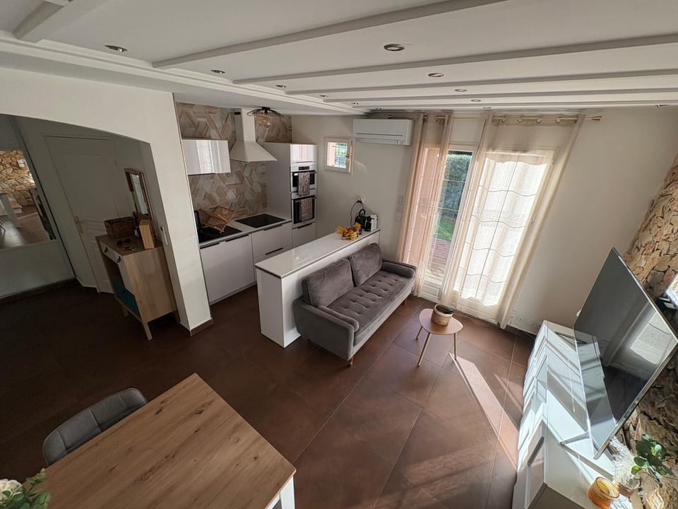 TV and multimedia, Kitchen or kitchenette, Living room, Dining area