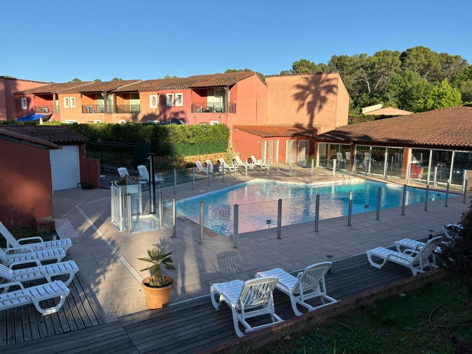 Swimming pool, sunbed