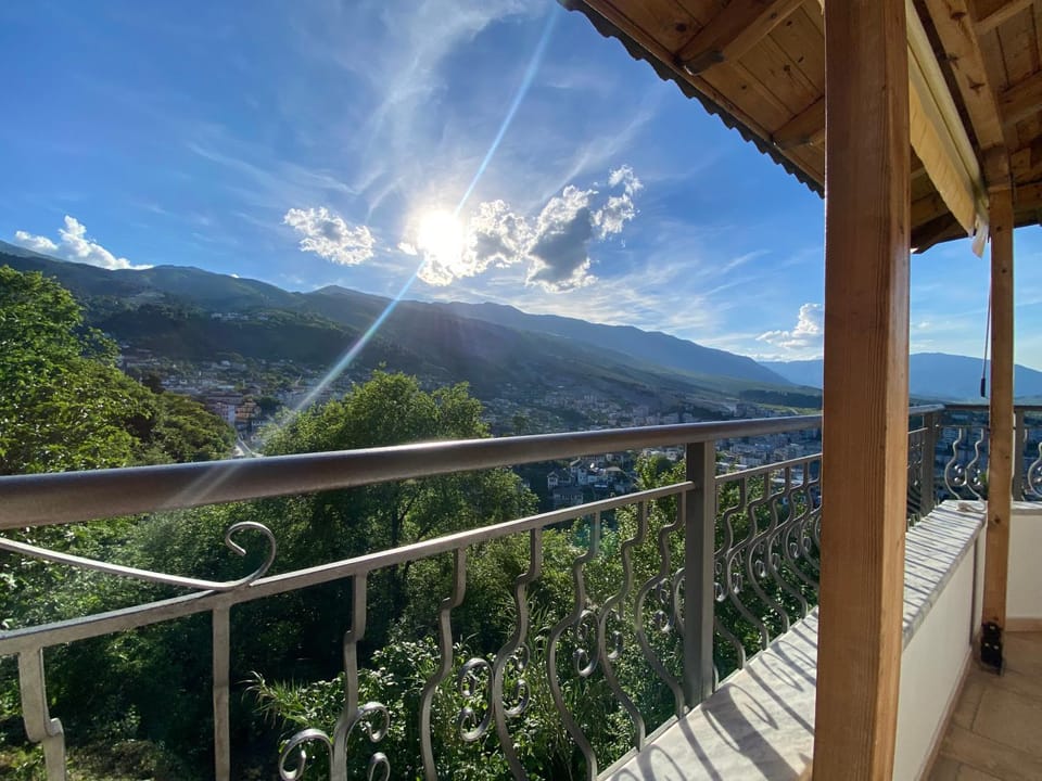 Balcony/Terrace, Mountain view
