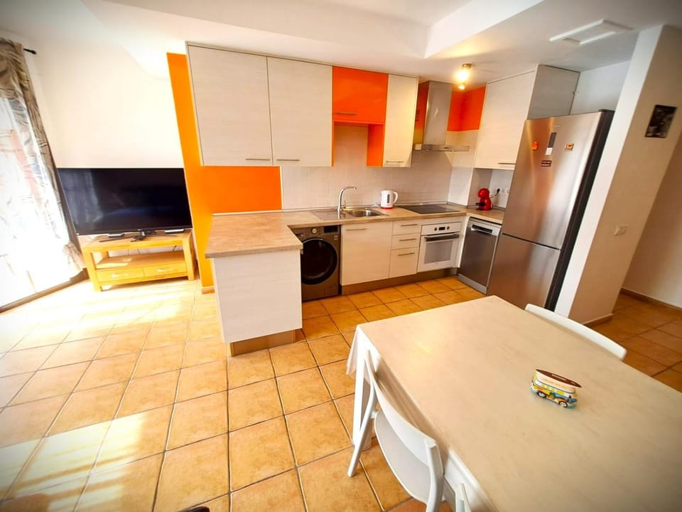 Kitchen or kitchenette, Dining area, dishwasher, minibar, pet friendly, stove