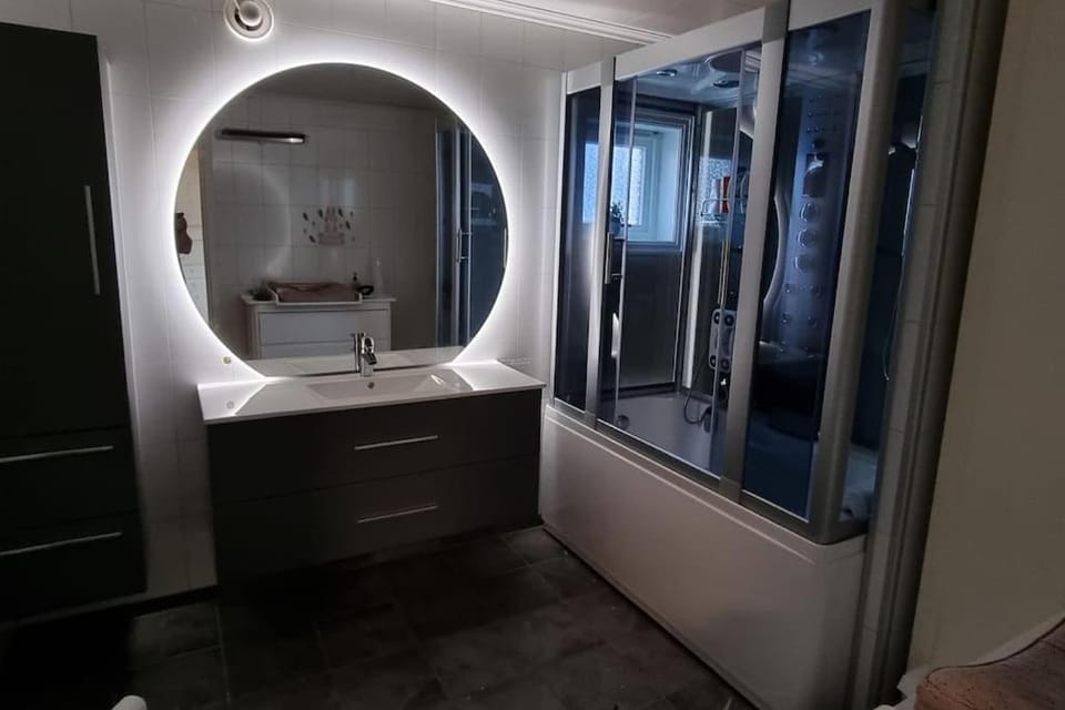 Shower, Hot Tub, Steam room, Bathroom