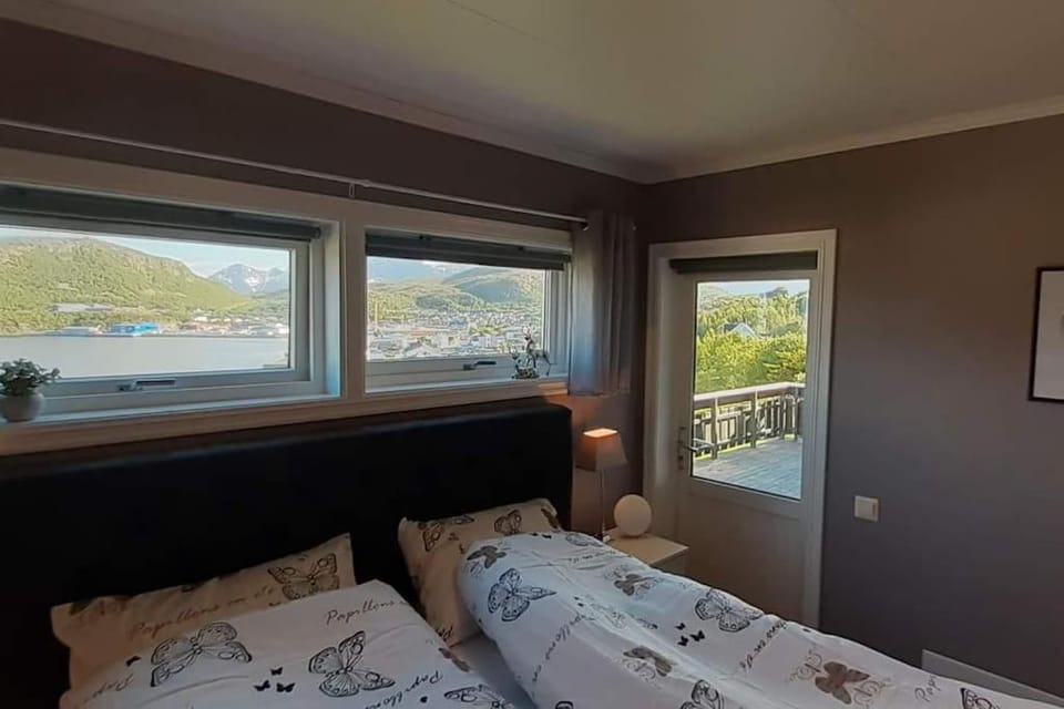 Bed, Natural landscape, View (from property/room), Balcony/Terrace, Bedroom