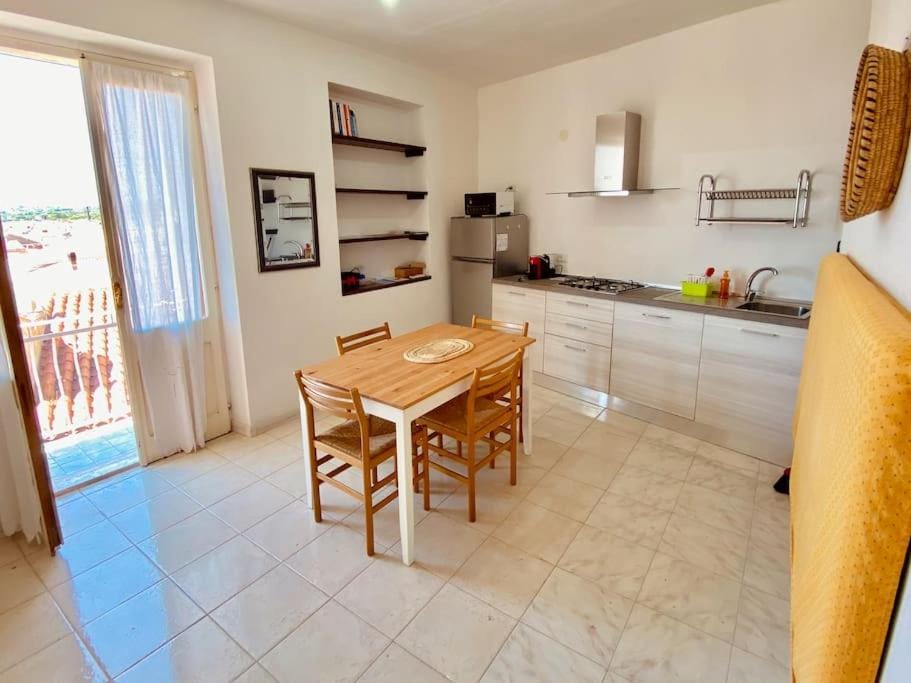 Kitchen or kitchenette, Dining area, minibar, stove