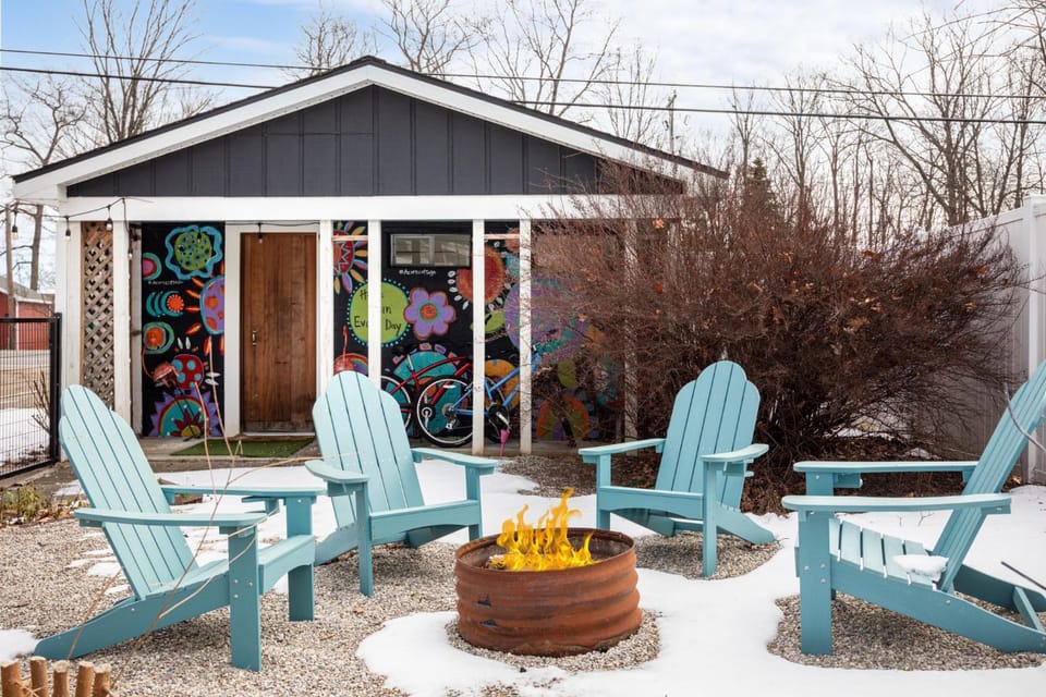 Elk Rapids Bungalow Garden Firepit AC House in Elk Lake
