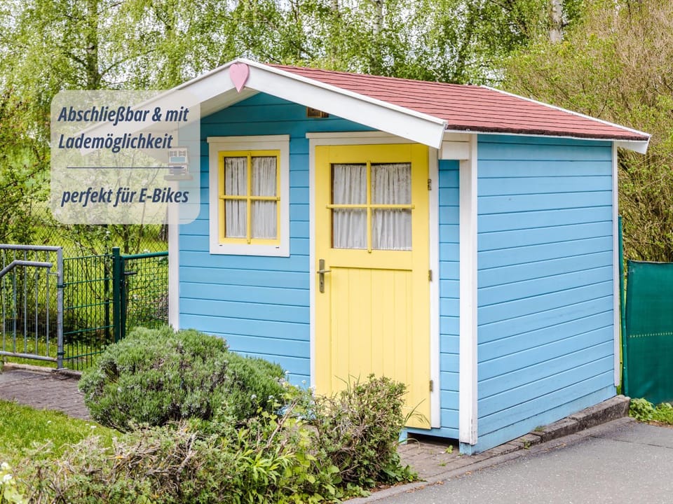 Property building, Garden, Cycling, Garden view