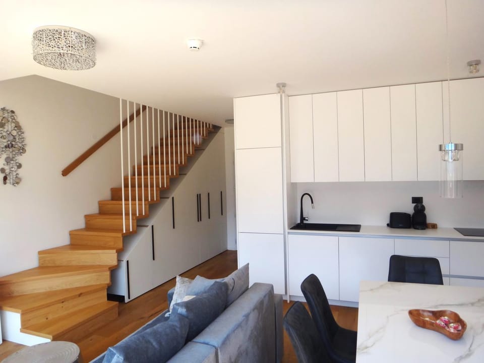 Kitchen or kitchenette, Living room, Seating area, Dining area