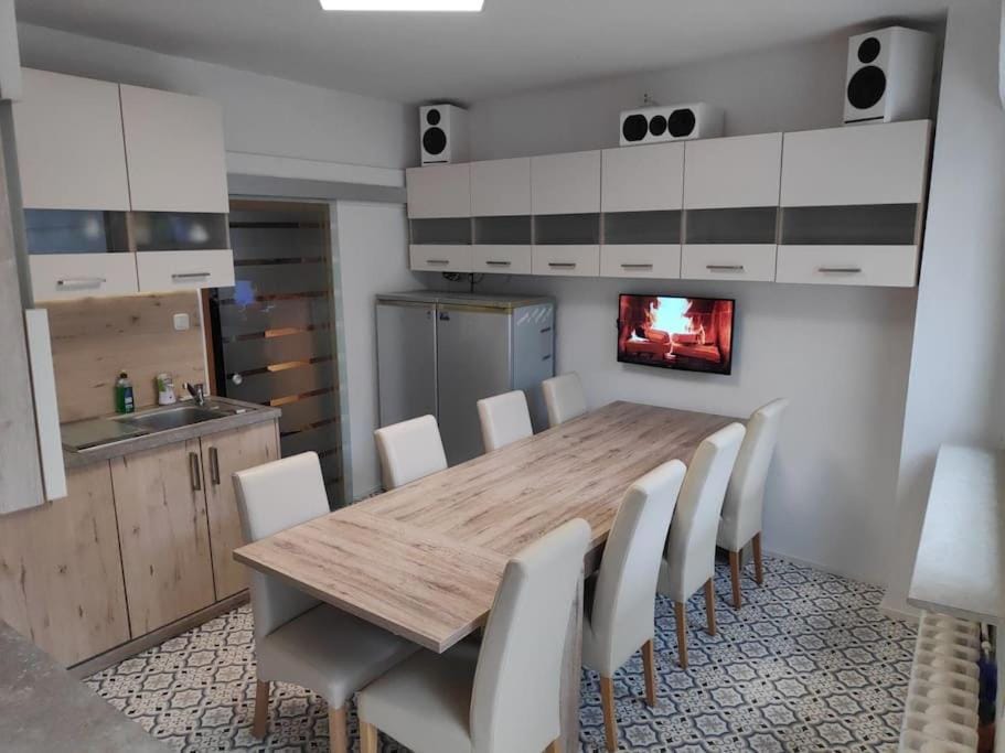 Kitchen or kitchenette, Dining area