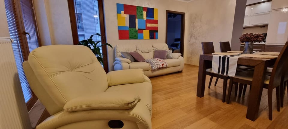 Property building, Balcony/Terrace, Living room, Seating area, Dining area, Lunch