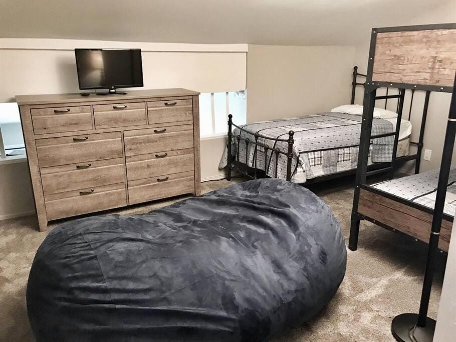 Rustic Modern Condo - Close to Village - Sleeps 10 Apartment in Mammoth Lakes
