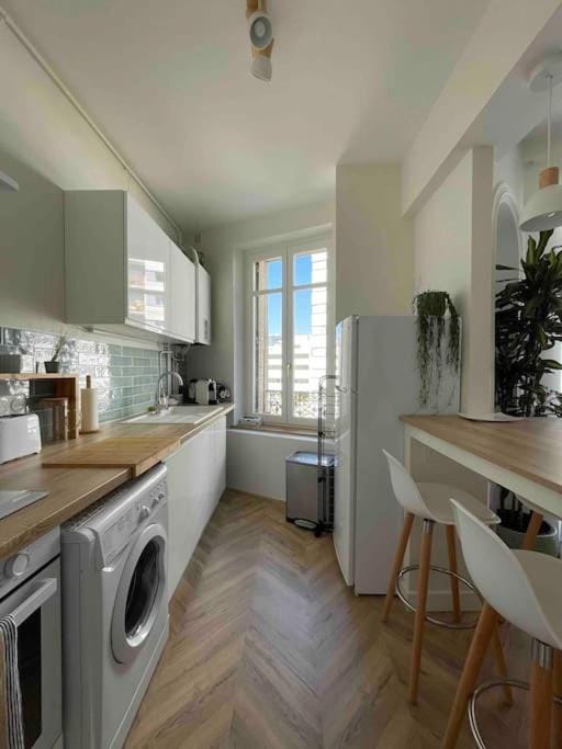 Coffee/tea facilities, Dining area, dishwasher, oven, stove, toaster, washing machine