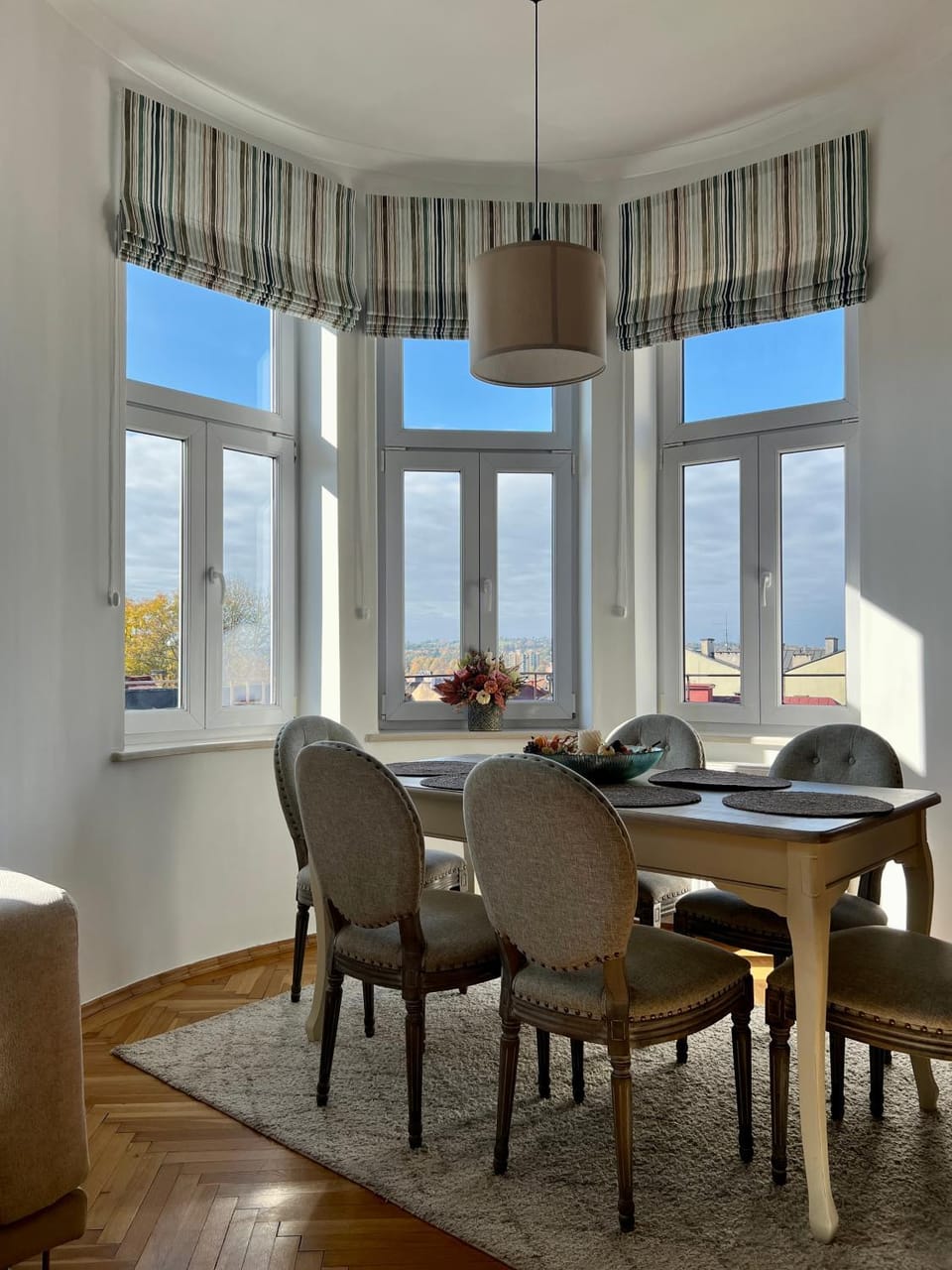 Living room, Seating area, Dining area, City view
