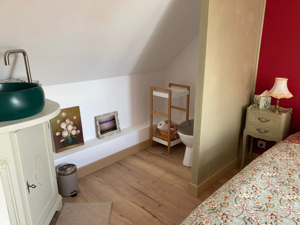 Toilet, Photo of the whole room