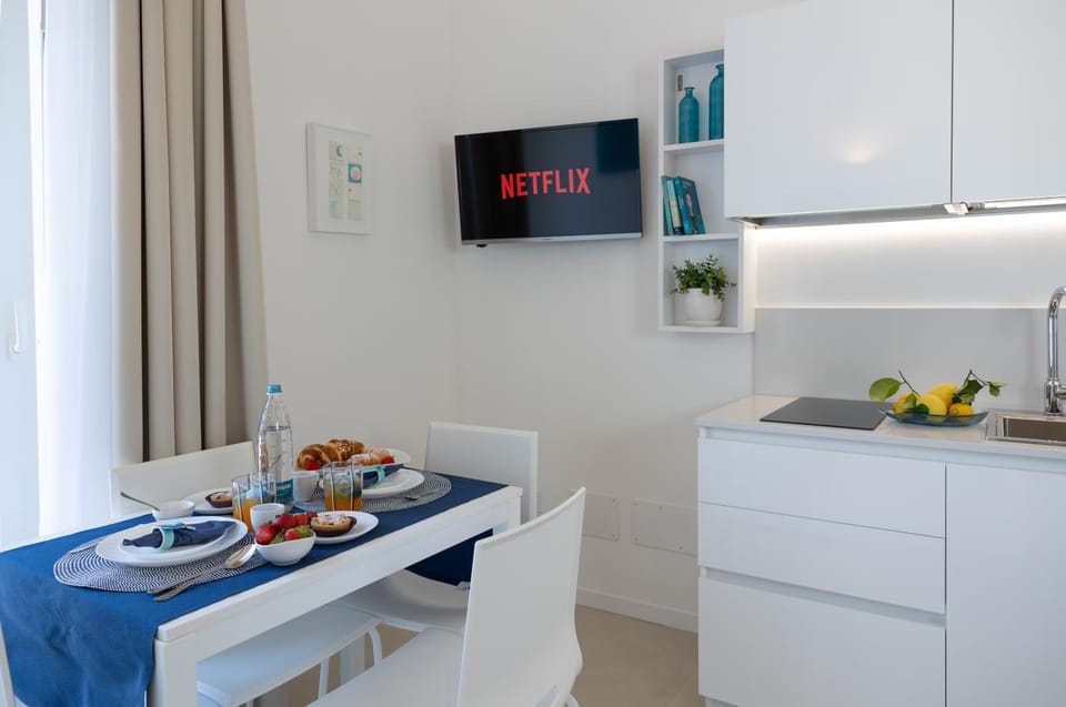 Dining area, kitchen