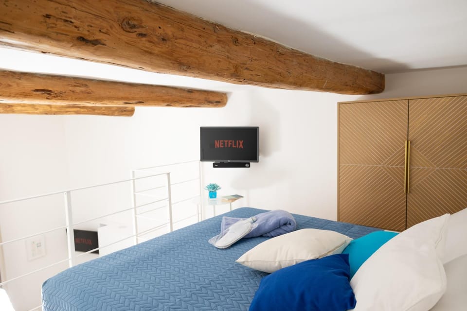 Bed, TV and multimedia, Photo of the whole room, Bedroom, wardrobe