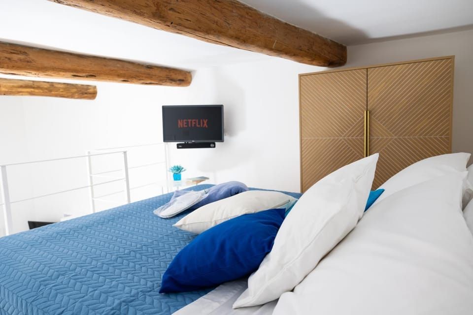Bed, TV and multimedia, Photo of the whole room, Bedroom, wardrobe