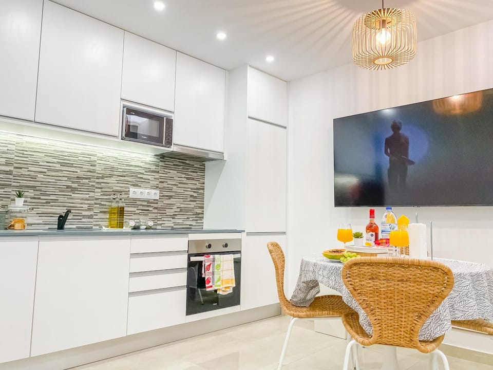 TV and multimedia, Kitchen or kitchenette, Living room, Food and drinks, Dining area, oven