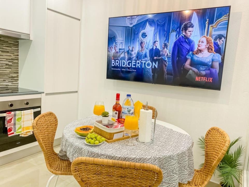 Communal lounge/ TV room, TV and multimedia, Food and drinks, Dining area, Evening entertainment