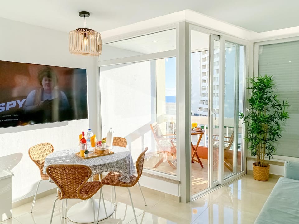 TV and multimedia, Living room, Seating area, Dining area